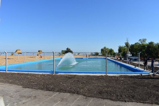 En un día con 33° habilitaron la pileta en las playas del Thompson