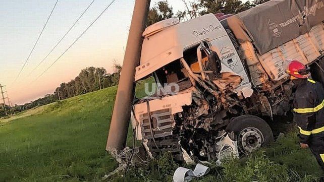 Milagro en la ruta 1: un camionero sobrevivió al estrellarse contra una columna de hormigón armado de la EPE