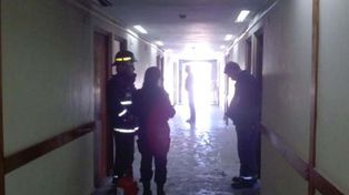 Encendió un cigarrillo mientras estaba internado y sufrió graves quemaduras