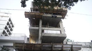 La fiesta clandestina Vip fue organizada el sábado a la noche para 220 invitados en este coqueto edificio de Balcarce 129
