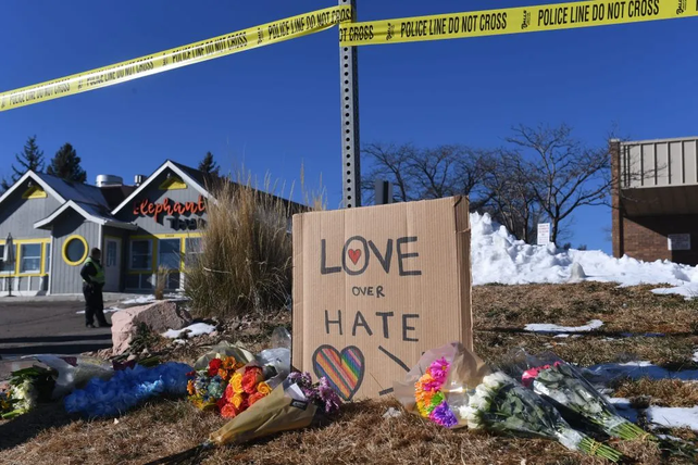 El frente del Club Q atacado se cubrió de ofrendas y muestras de solidaridad con la comunidad LGTB de Colorado Springs.&nbsp;