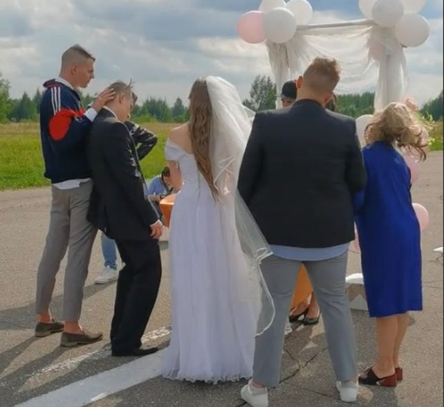Llegó tan borracho a su boda que un amigo debió colocar el anillo a la novia