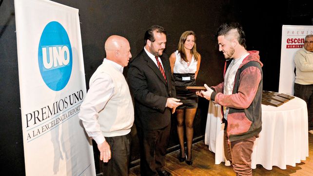 Facundo Schanton recibe el UNO de Plata por Bovril por su actuación en el karting.