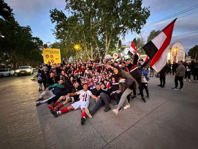 Excepcional festejo. El de los jugadores e hinchas&nbsp;de Adeo.