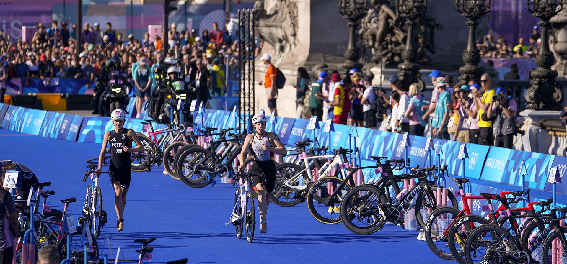 La británica Beth Potter, a la izquierda, y la alemana Laura Lindemann, a la derecha, compiten durante el triatlón de relevos mixtos en los Juegos Olímpicos de Verano de 2024, el lunes 5 de agosto de 2024, en París, Francia. (Foto AP/Dar Yasin) La británica Beth Potter, a la izquierda, y la alemana Laura Lindemann, a la derecha, compiten durante el triatlón de relevos mixtos en los Juegos Olímpicos de Verano de 2024, el lunes 5 de agosto de 2024, en París, Francia. (Foto AP/Dar Yasin)