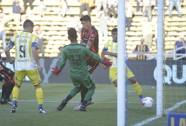 Toque sutil. Tras el centro de Gamba, Luciano Ferreyra impacta en el segundo palo y convierte ante Patronato.