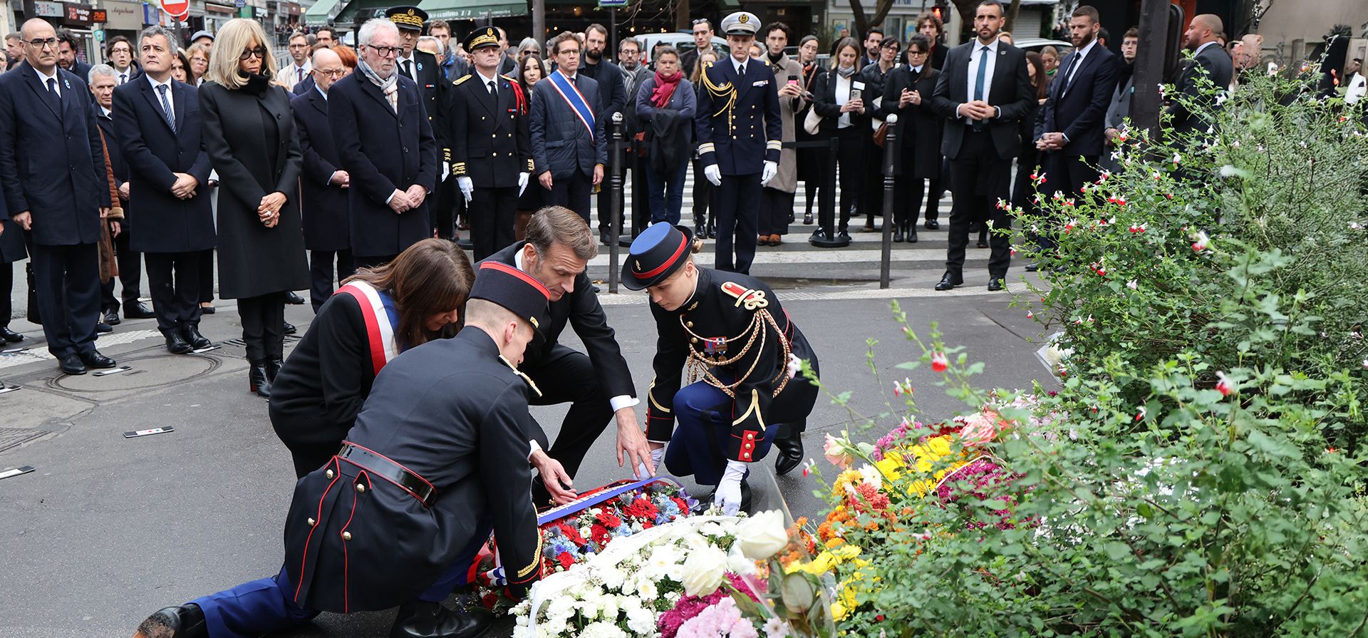 El presidente francés Emmanuel Macron, deposita una corona de flores en memoria de las víctimas cerca del café Le Bonne Biere, el jueves 13 de noviembre de 2025 en París, como parte de las ceremonias que conmemoran el décimo aniversario de los atentados terroristas que causaron la muerte de 132 personas e hirieron a cientos más. (Foto de Ludovic Marin, Pool vía AP) El presidente francés Emmanuel Macron, deposita una corona de flores en memoria de las víctimas cerca del café Le Bonne Biere, el jueves 13 de noviembre de 2025 en París, como parte de las ceremonias que conmemoran el décimo aniversario de los atentados terroristas que causaron la muerte de 132 personas e hirieron a cientos más. (Foto de Ludovic Marin, Pool vía AP)