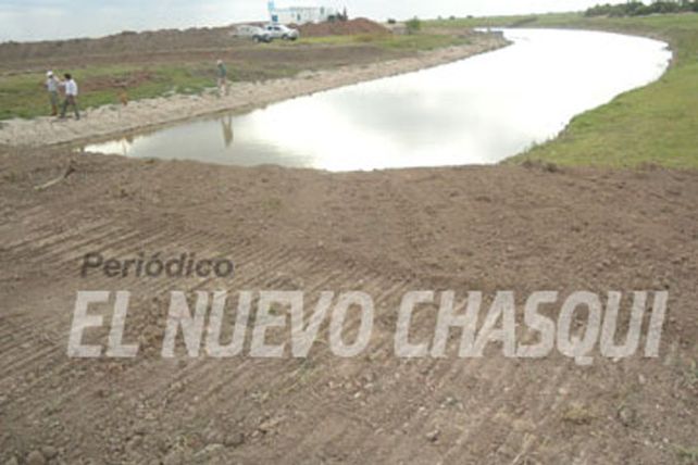 Construyeron un terraplén no autorizado sobre el río Salado