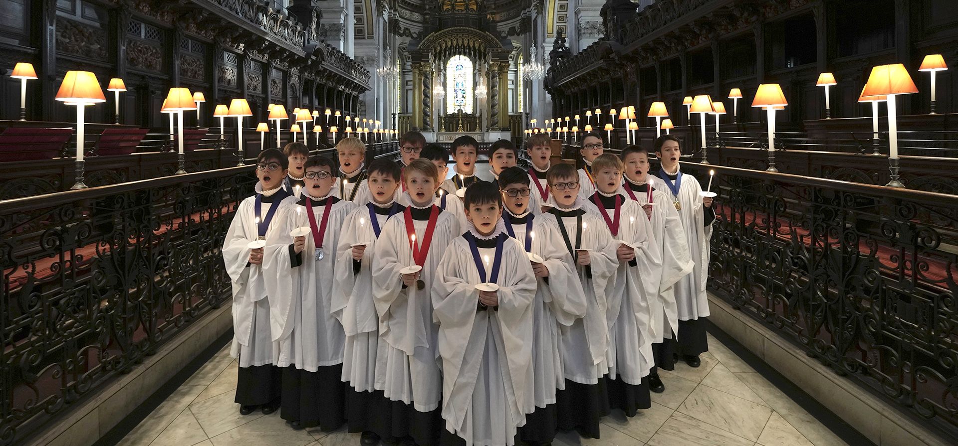 Los coristas del coro de San Pablo posan para los medios mientras se preparan para los servicios navideños en la Catedral de San Pablo en Londres, el miércoles 20 de diciembre de 2023. (Foto AP/Kin Cheung)