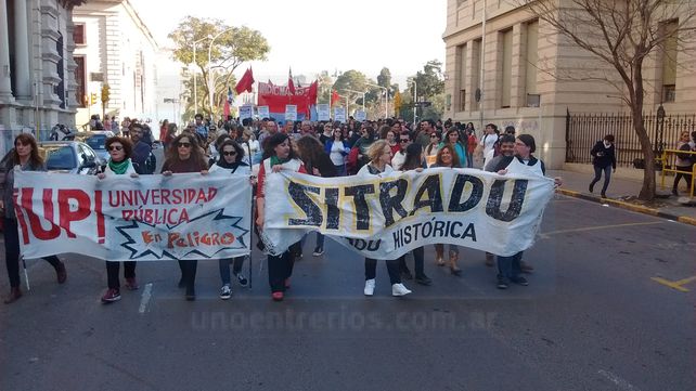 Masiva marcha para oponerse al ajuste a la universidad pública