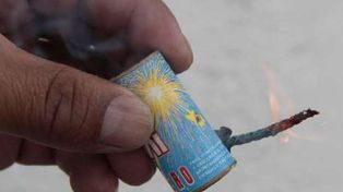 Jugaba con cohetes y tuvo un accidente: le amputaron dos dedos