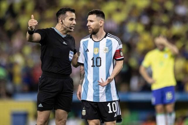 El chileno Piero Maza dirigió el encuentro que Argentina venció a Brasil en noviembre de 2023 por las Eliminatorias para el Mundial 2026.