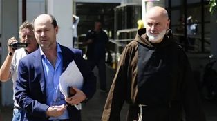 El cura José Miguel Padilla, a la derecha, se sentará en el banquillo acusado de abuso sexual agravado.