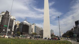 Para sorpresa de los porteños, una intervención artística borró la punta del Obelisco