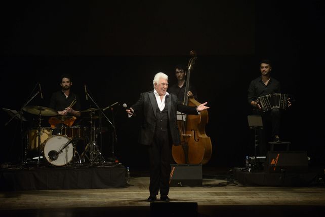Raúl Lavié pidió aplausos especiales para los artistas invitados.
