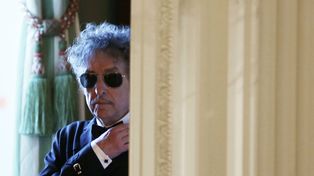 La Academia Sueca desistió de comunicarle a Bob Dylan que ganó el Nobel de Literatura