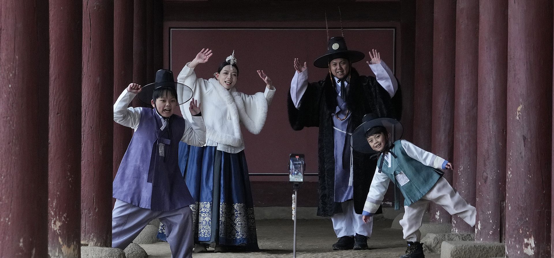 Un miembro de una familia que viste el tradicional hanbok de Corea del Sur posa para fotos durante una visita para celebrar las festividades del Año Nuevo Lunar en el Palacio Gyeongbok, el principal palacio real durante la dinastía Joseon, en Seúl, Corea del Sur, el jueves 30 de enero de 2025. (Foto AP/Ahn Young-joon) Un miembro de una familia que viste el tradicional hanbok de Corea del Sur posa para fotos durante una visita para celebrar las festividades del Año Nuevo Lunar en el Palacio Gyeongbok, el principal palacio real durante la dinastía Joseon, en Seúl, Corea del Sur, el jueves 30 de enero de 2025. (Foto AP/Ahn Young-joon)