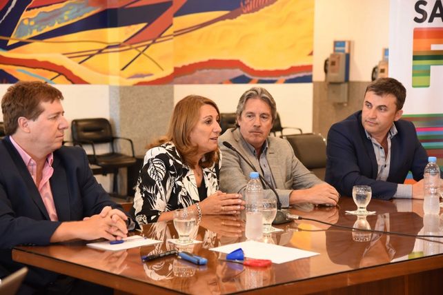 La intendenta Mónica Fein en el acto oficial que se llevo a cabo en el aeropuerto de Fisherton.&nbsp;