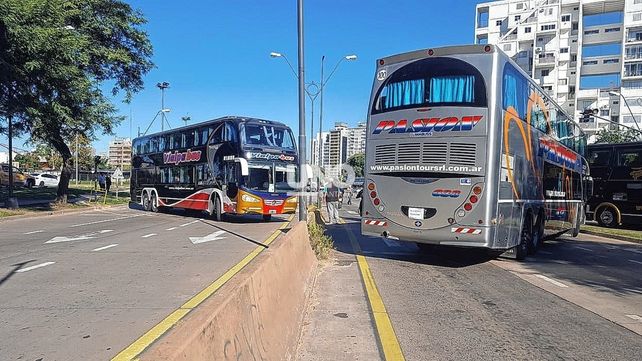 Segundo día de protesta. Transportistas de turismo independientes concretaron 48 horas de bloqueo a la Terminal de Ómnibus con cortes de tránsito en la zona.  