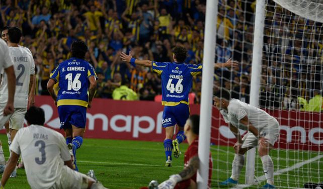Ignacio Ovando celebra en la victoria ante Libertad de Paraguay, en Arroyito. Fue uno de los cuatro triunfos en la primera fase.
