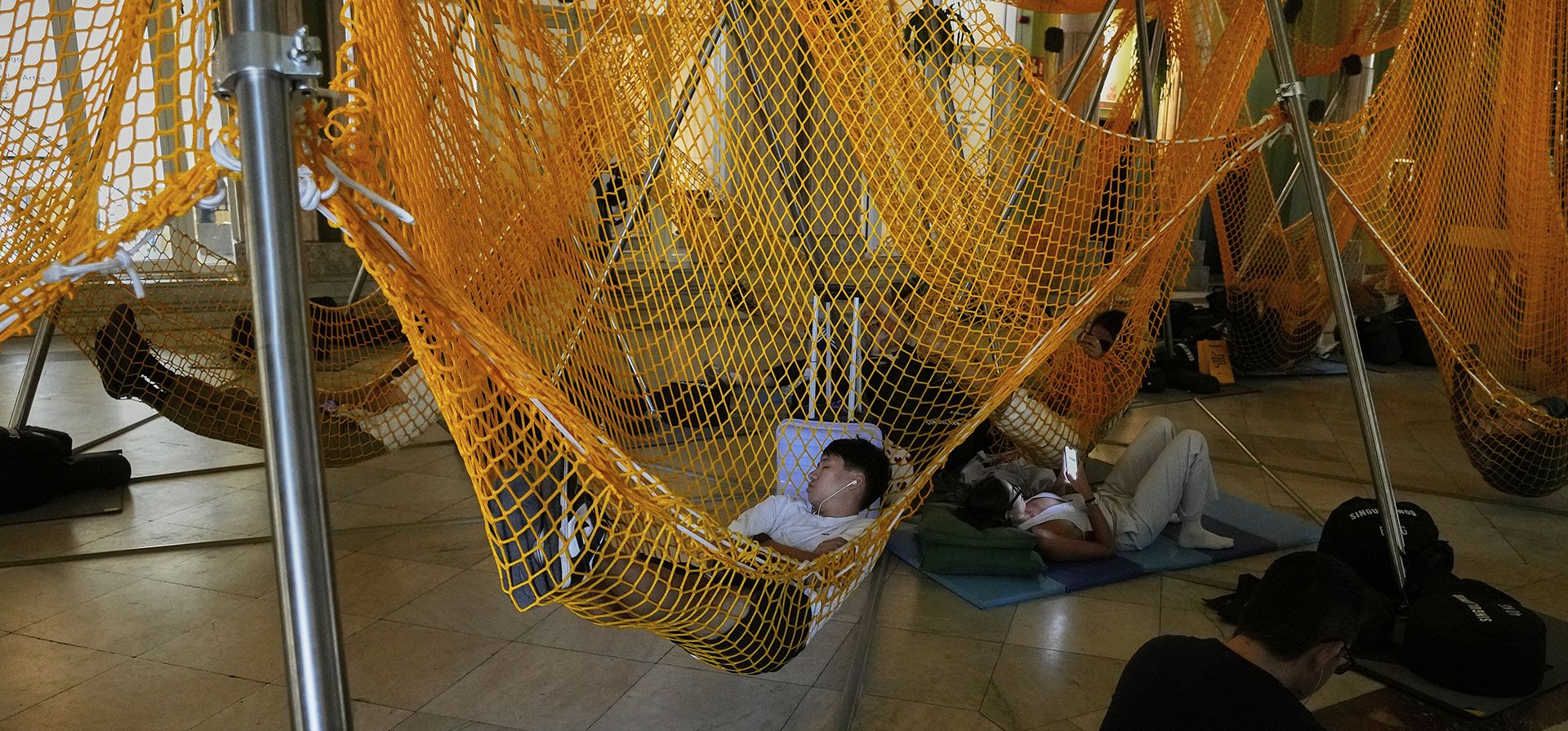 Personas descansan en hamacas en un Refugio Climático del Círculo de Bellas Artes, un espacio cultural donde se puede entrar y escapar del calor en Madrid, España, el viernes 8 de agosto de 2025. (Foto AP/Paul White) Personas descansan en hamacas en un Refugio Climático del Círculo de Bellas Artes, un espacio cultural donde se puede entrar y escapar del calor en Madrid, España, el viernes 8 de agosto de 2025. (Foto AP/Paul White)