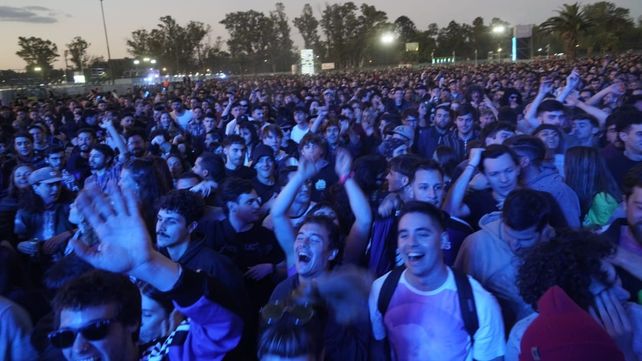 Una multitud de rosarinos vibraron con las distintas bandas que se presentaron en el Hipódromo.