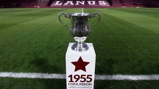 El trofeo de la Copa Juan Domingo Perón que oficializó la AFA.&nbsp;