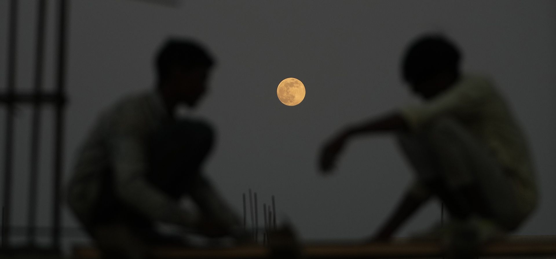 Obreros trabajan en una obra de construcción mientras sale una superluna en Ahmedabad, India, el jueves 4 de diciembre de 2025. (Foto AP/Ajit Solanki) Obreros trabajan en una obra de construcción mientras sale una superluna en Ahmedabad, India, el jueves 4 de diciembre de 2025. (Foto AP/Ajit Solanki)