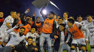 Los jugadores de Patronato festejan la clasificación a octavos.