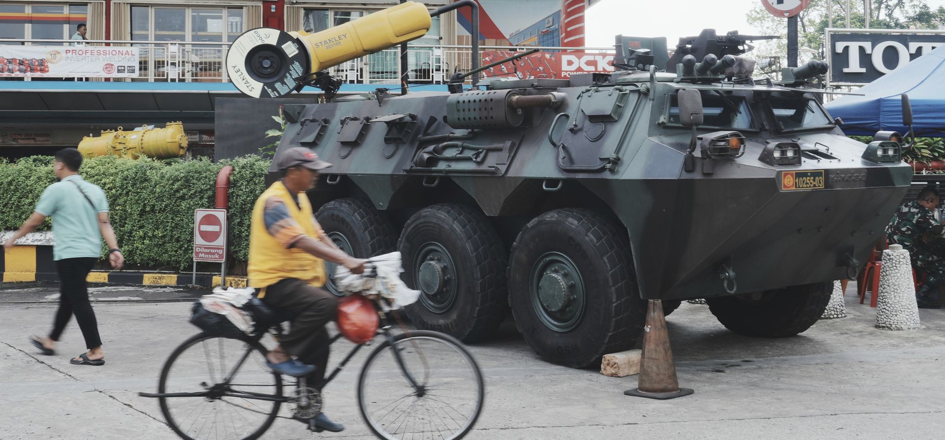 Un vehículo militar está estacionado frente a un centro comercial tras días de violentas protestas contra las generosas asignaciones otorgadas a los parlamentarios, en Yakarta, Indonesia, el lunes 1 de septiembre de 2025. (Foto AP/Tatan Syuflana) Un vehículo militar está estacionado frente a un centro comercial tras días de violentas protestas contra las generosas asignaciones otorgadas a los parlamentarios, en Yakarta, Indonesia, el lunes 1 de septiembre de 2025. (Foto AP/Tatan Syuflana)