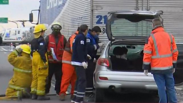 Personal de bomberos trabajó por varios minutos para rescatar al chofer.