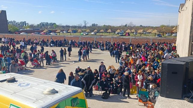 El fenómeno multitudinario de Leda Bergonzi se extendió al camping del Sindicato de Recolectores.