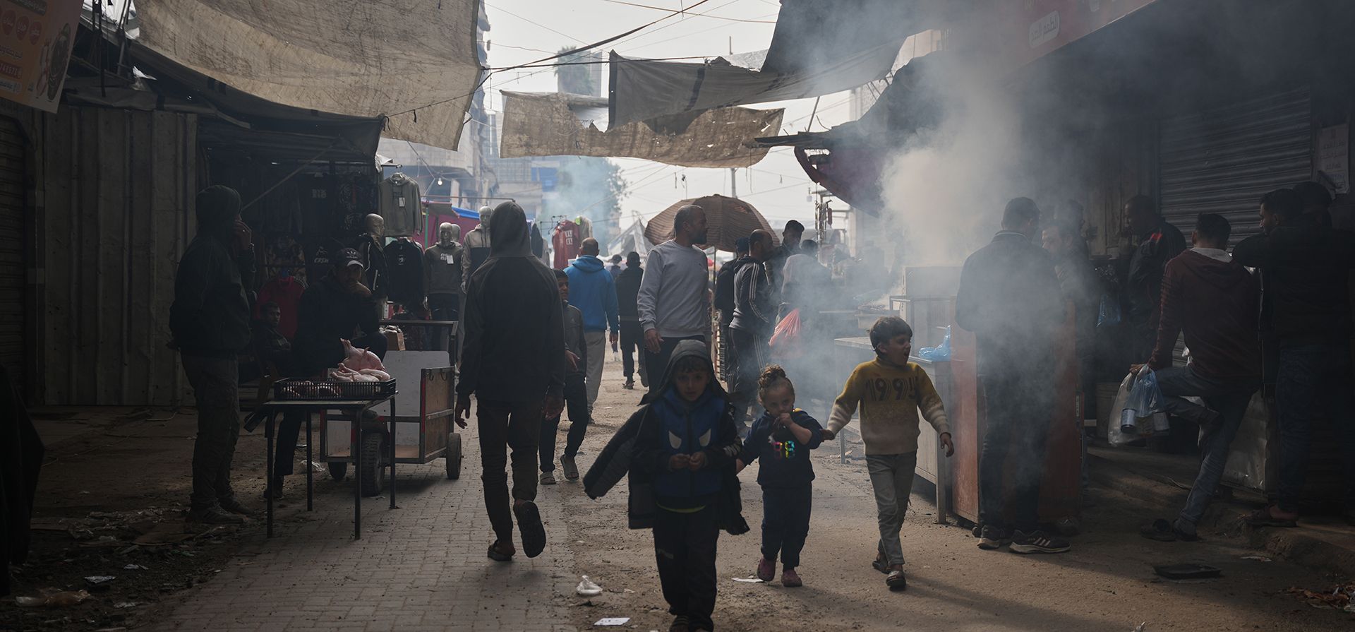 Palestinos caminan por un mercado callejero donde se venden frutas y verduras en la ciudad de Gaza, el viernes 19 de diciembre de 2025. (Foto AP/Abdel Kareem Hana) Palestinos caminan por un mercado callejero donde se venden frutas y verduras en la ciudad de Gaza, el viernes 19 de diciembre de 2025. (Foto AP/Abdel Kareem Hana)