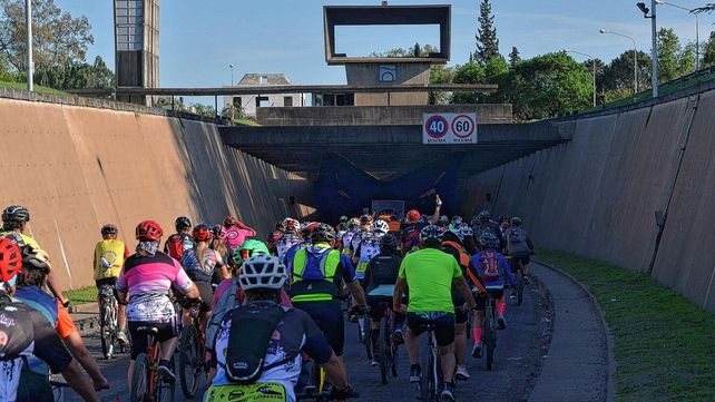 Unos 700 ciclistas protagonizaron hoy el Cruce del Túnel Subfluvial en Bicicleta