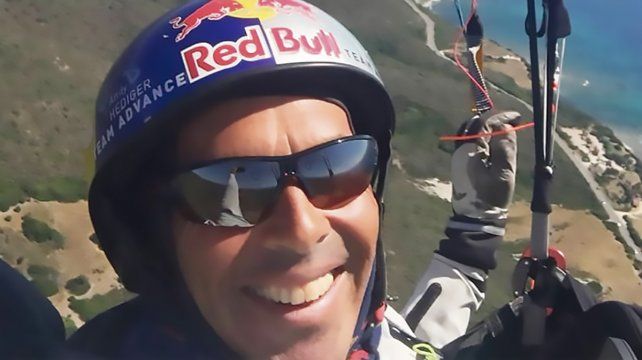 El experimentado piloto y parapentista acrobático Andy Hediger