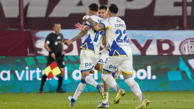 Enzo Copetti y Gaspar Duarte abrazan a Ángel Di María