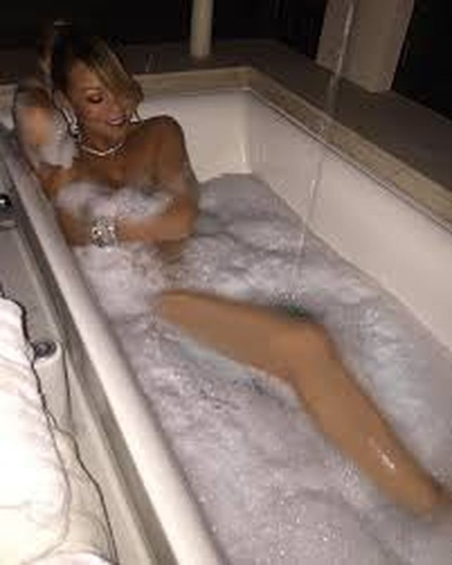 Mientras prepara su nuevo material musical, Mariah Carey posa desnuda en la bañera