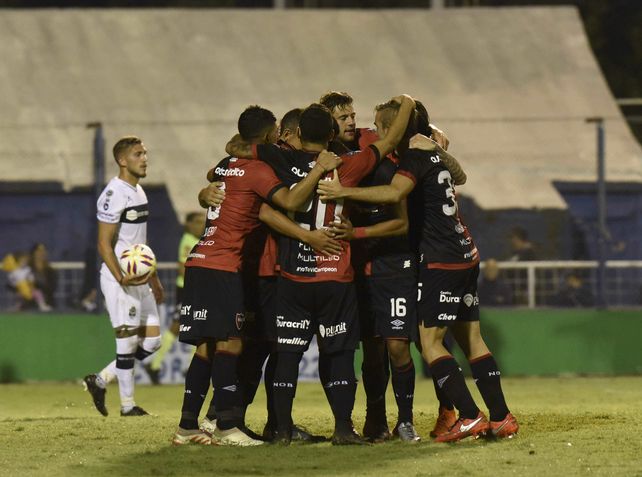 Newells se sacó el premio mayor en la última pelota del partido
