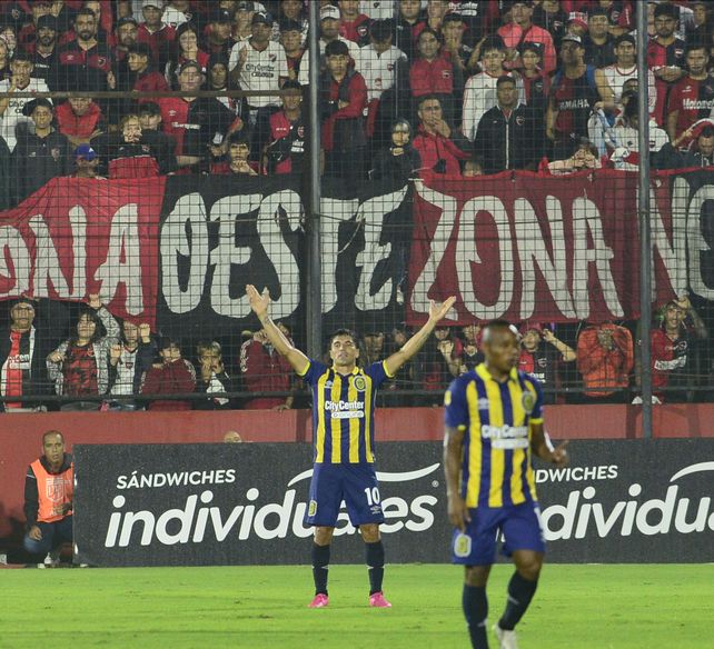 Malcorra celebra su gol en el clásico en el Parque. Otra vez fue el héroe canalla.