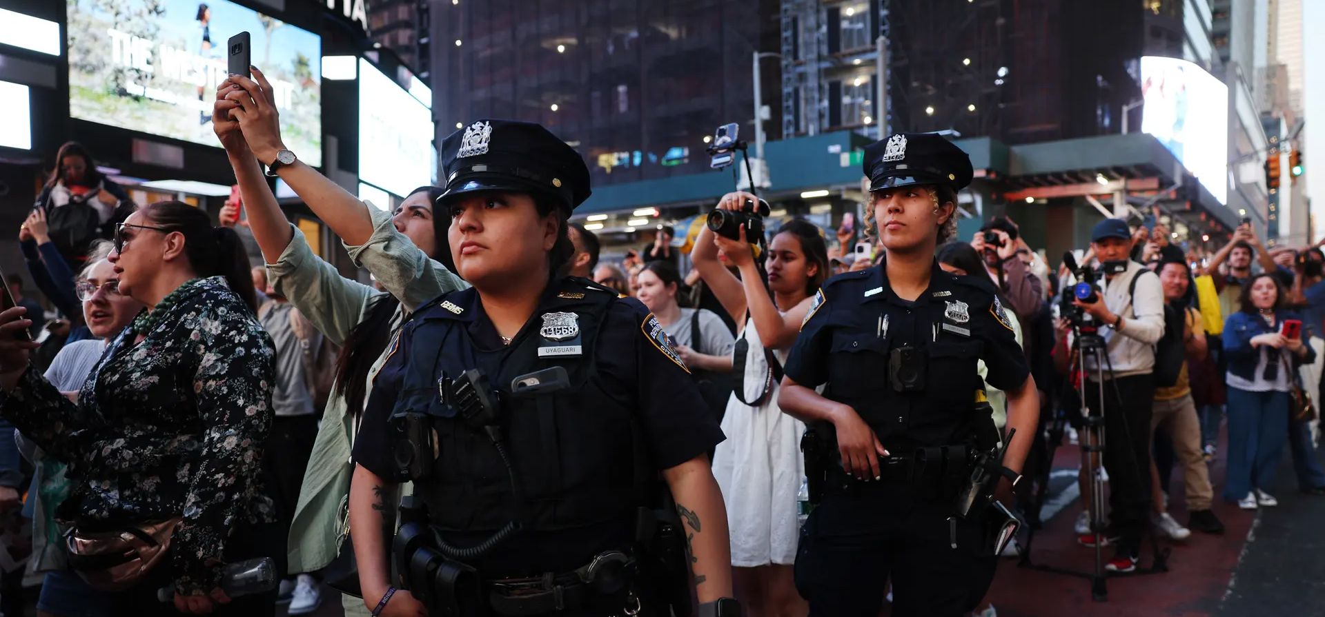 Multitudes y policías por igual disfrutando de la vista. Fotografía: Spencer Platt/Getty Images