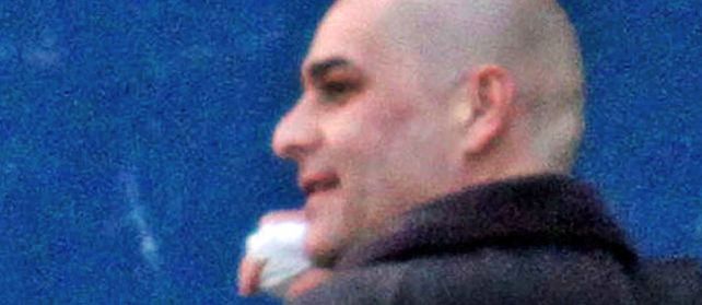 El ex policía Poblete fue fotografiado en la tarde del jueves último mientras caminaba custodiado por un hombre de civil por las calles céntricas de Zapala. Fue trasladado a otra prisión.