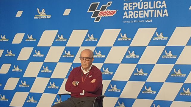 El CEO de Dorna, Carmelo Ezpeleta confía en que el vuelo que debe traer varios equipos llegue este viernes.