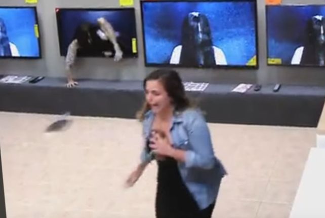 La fantasma de la película de terror La Llamada sale de la pantalla y causa estragos