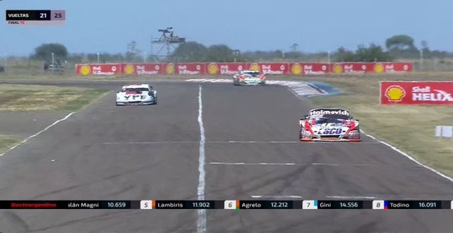 El momento cumbre. Rossi estaciona y Werner lo supera.