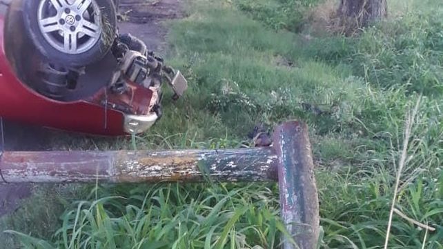 Chocó un poste y volcó: Hay una mujer herida