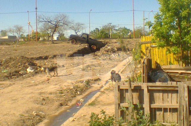 Una camioneta quedó dentro de una zanja luego de ir a tirar basura en Barranquitas Oeste/Gentileza Lector.