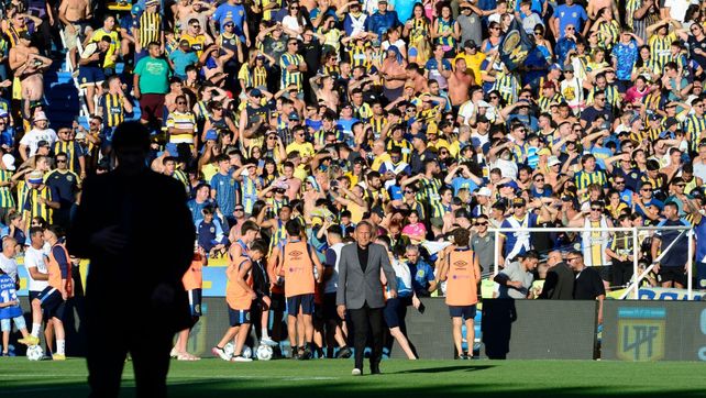 Miguel Ángel Russo con los hinchas de fondo. El equipo canalla será acompañado en su excursión a Salta.