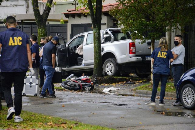 La escena final. La camioneta conducida por Diego Pablo C. se estrelló contra un árbol tras atropellar a la moto de los ladrones.