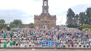 Una multitud pidió por el regreso de los niños a los clubes en El Trébol