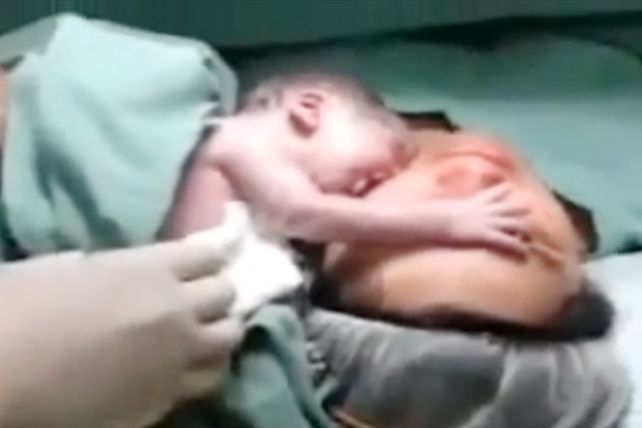 Un recién nacido no se quiere separar de su madre